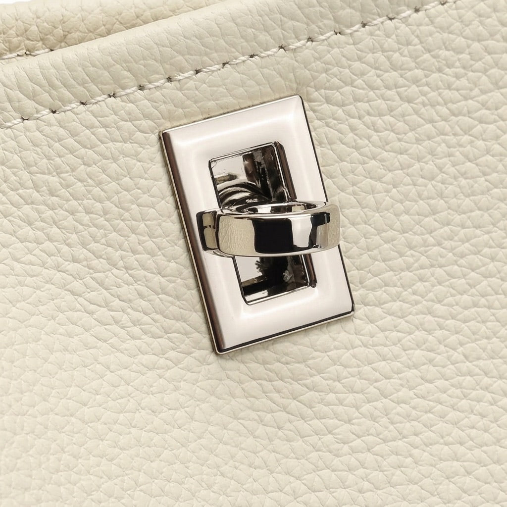 Borsa a secchiello media in vera pelle scolpita con impunture lineari essenziali