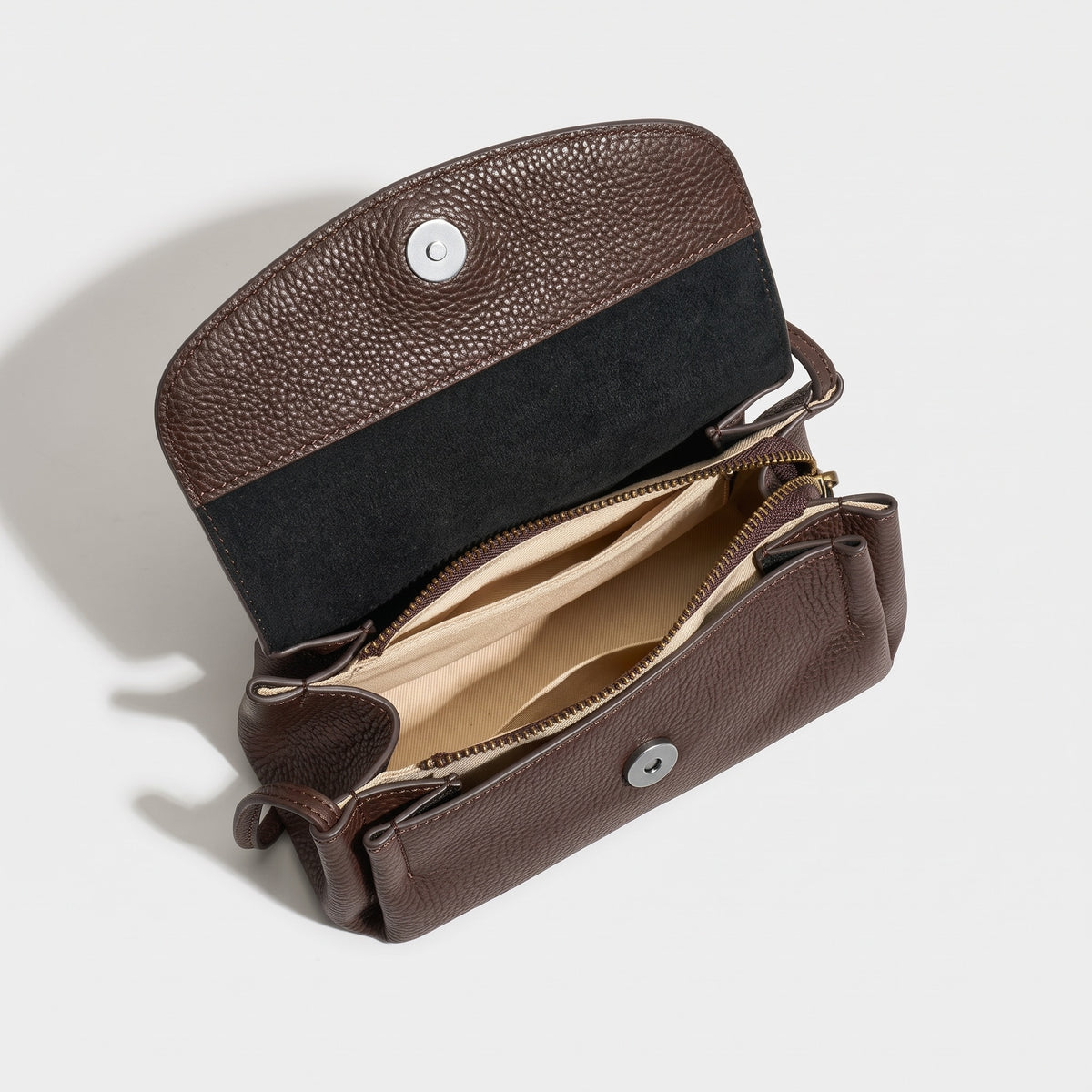 Borsa trapezoidale scolpita effetto vissuto in vera pelle opaca di vacchetta