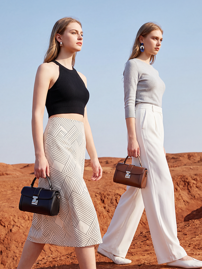 Bolso de mano tipo clutch cilíndrico de cuero genuino con estilo chic  