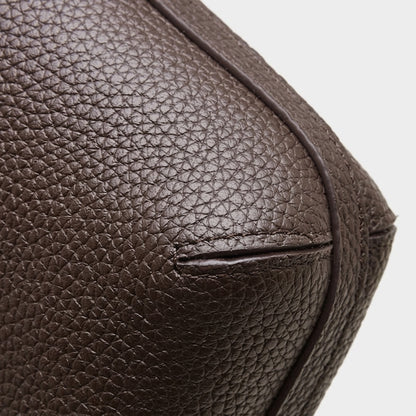Borsa testurizzata a secchiello, a spalla e tracolla, in vera pelle martellata con dettaglio giocoso
