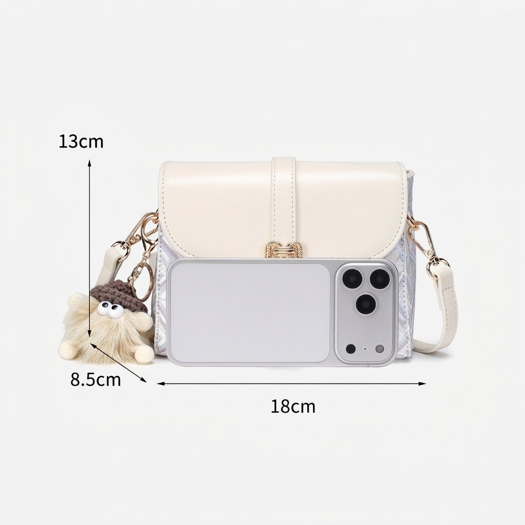 Borsa clutch vintage in ecopelle vegana con ricami orientali e charm giocoso