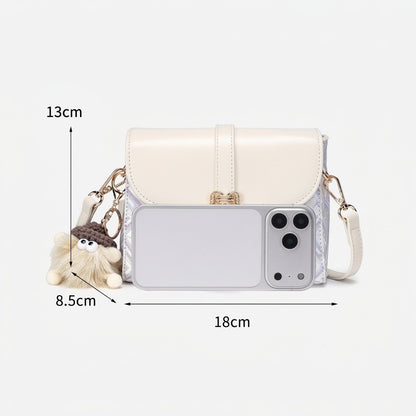 Borsa clutch vintage in ecopelle vegana con ricami orientali e charm giocoso