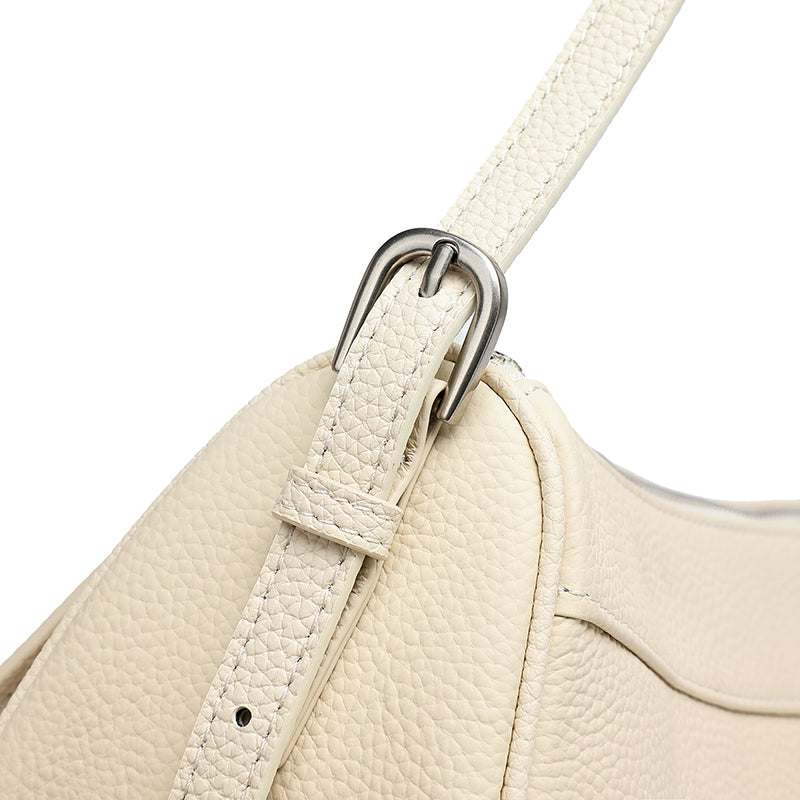 Borsa pochette baguette a patta in vera pelle martellata, dai toni delicati