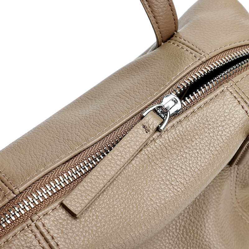 Borsa pochette a cuscino in vera pelle morbida dalla texture martellata