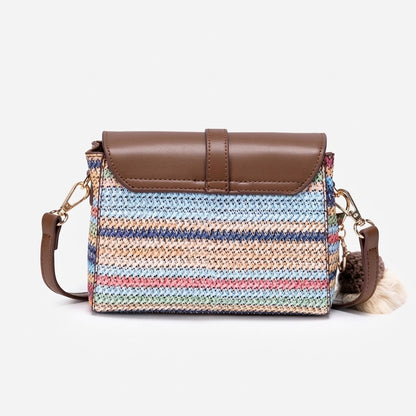 Borsa clutch a patta intrecciata a righe arcobaleno in ecopelle vegana con adorabile charm