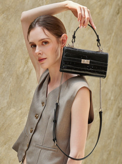 Bolso clutch sobre vintage de cuero genuino con acabado brillante tipo cocodrilo