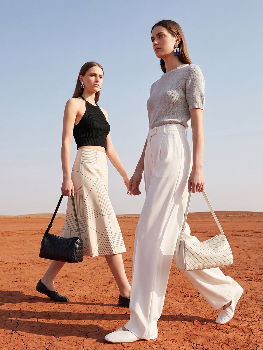 Minimalistische Baguette-Clutch aus gewebtem echtem Schafsleder  
