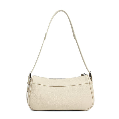 Borsa pochette baguette a patta in vera pelle martellata, dai toni delicati