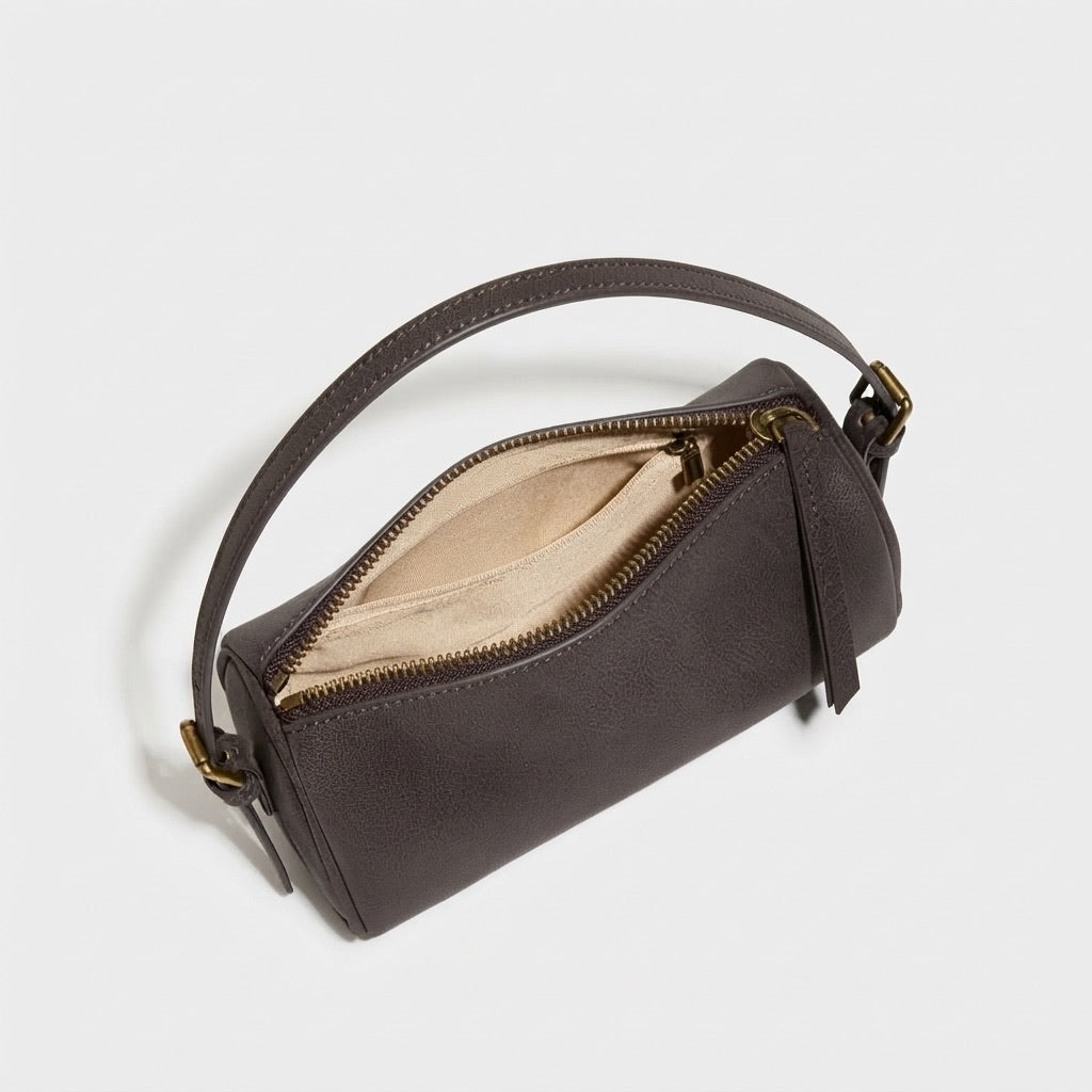 Geantă clutch rustică, mată, cilindrică, din piele autentică cu aspect uzat, purtată crossbody
