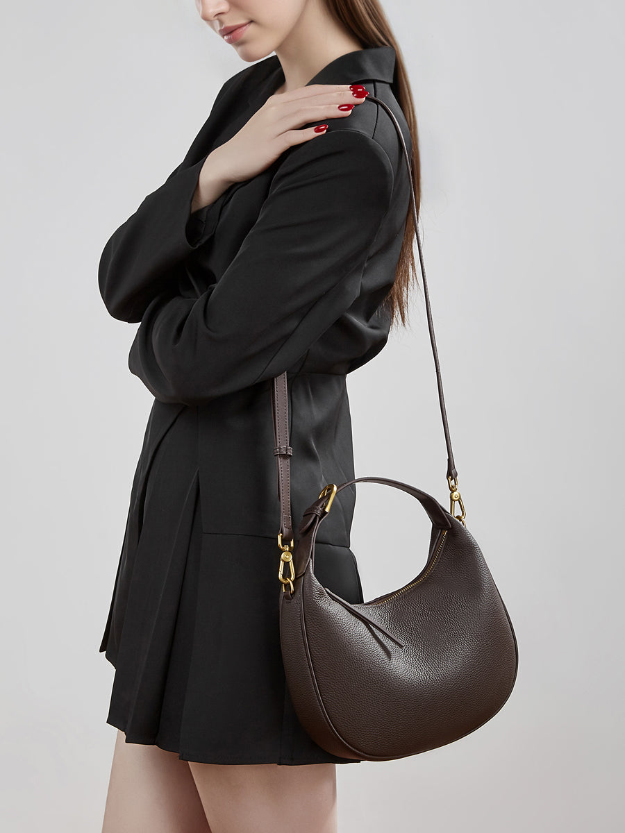 Borsa minimalista a spalla e tracolla a mezzaluna in vera pelle martellata