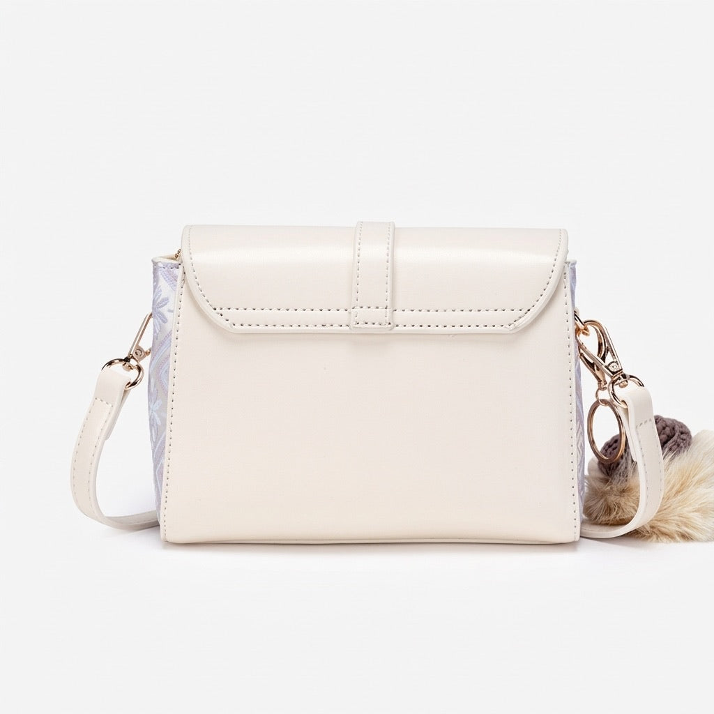 Borsa clutch vintage in ecopelle vegana con ricami orientali e charm giocoso