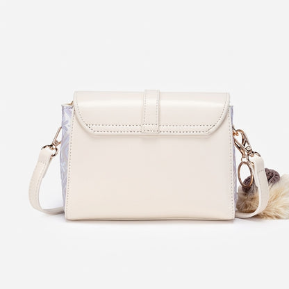 Borsa clutch vintage in ecopelle vegana con ricami orientali e charm giocoso
