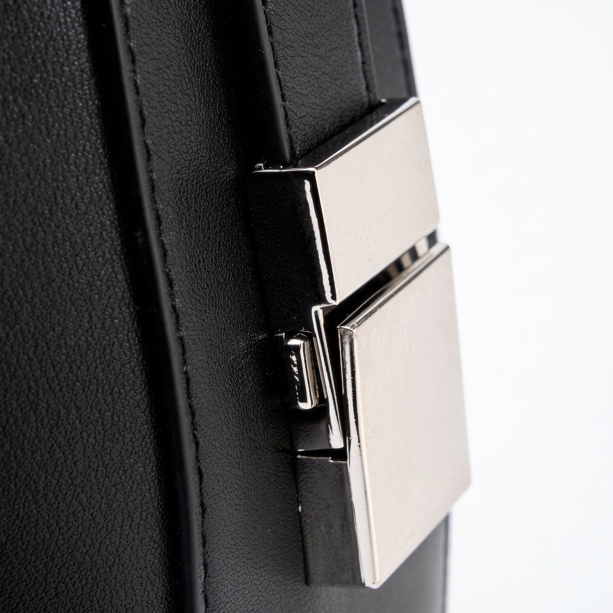 Borsa a tracolla a mezzaluna minimalista in vera pelle