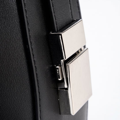 Borsa a tracolla a mezzaluna minimalista in vera pelle