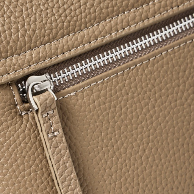 Sac bandoulière à rabat en cuir véritable grain litchi avec bandoulière réglable
