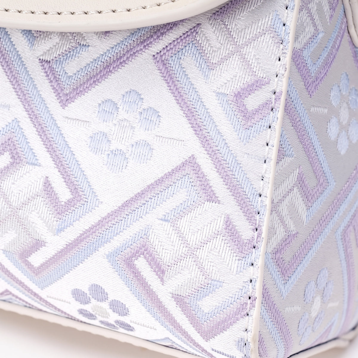 Borsa clutch vintage in ecopelle vegana con ricami orientali e charm giocoso