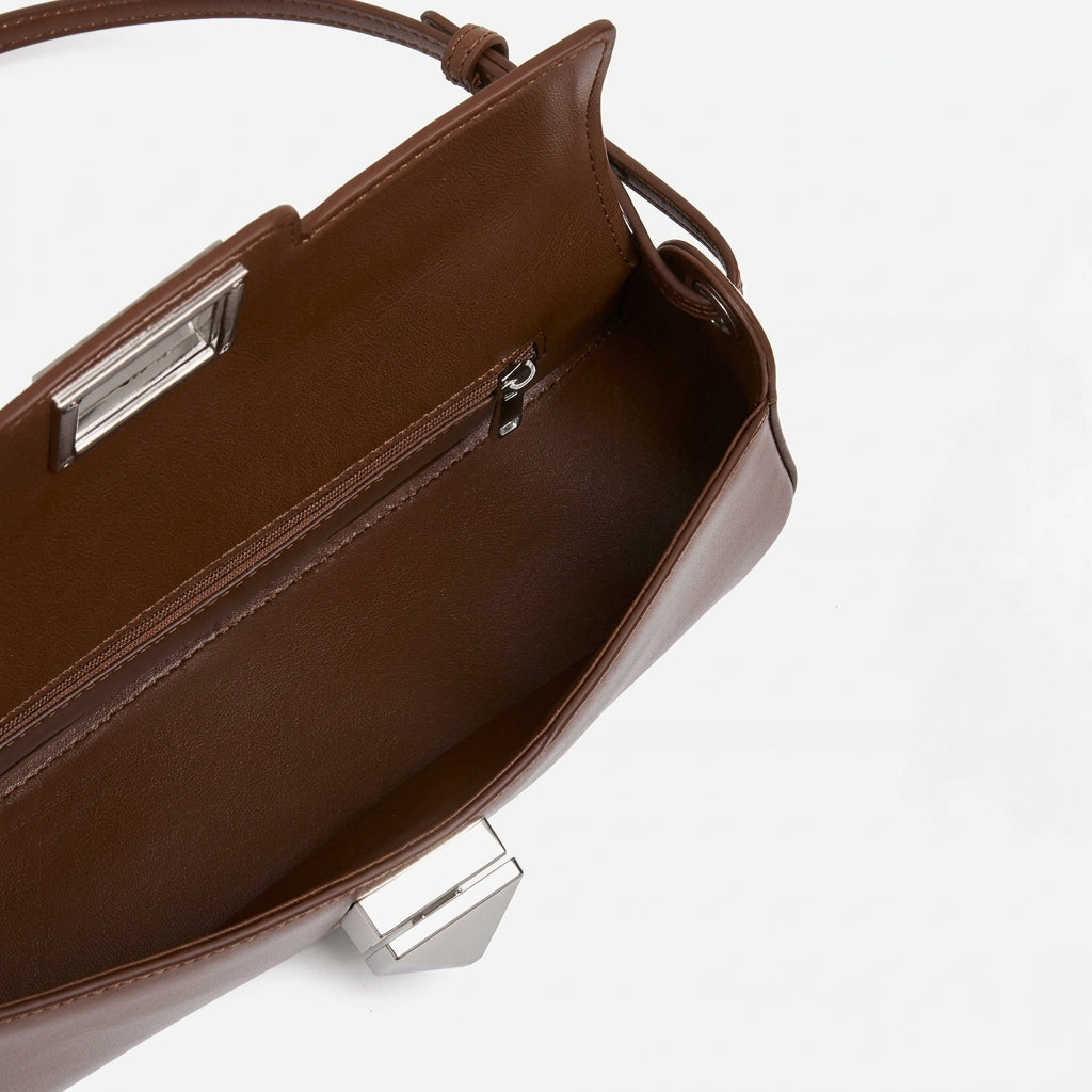 Bolso baguette minimalista de cuero genuino liso con hebilla plateada