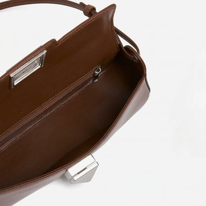 Bolso baguette minimalista de cuero genuino liso con hebilla plateada