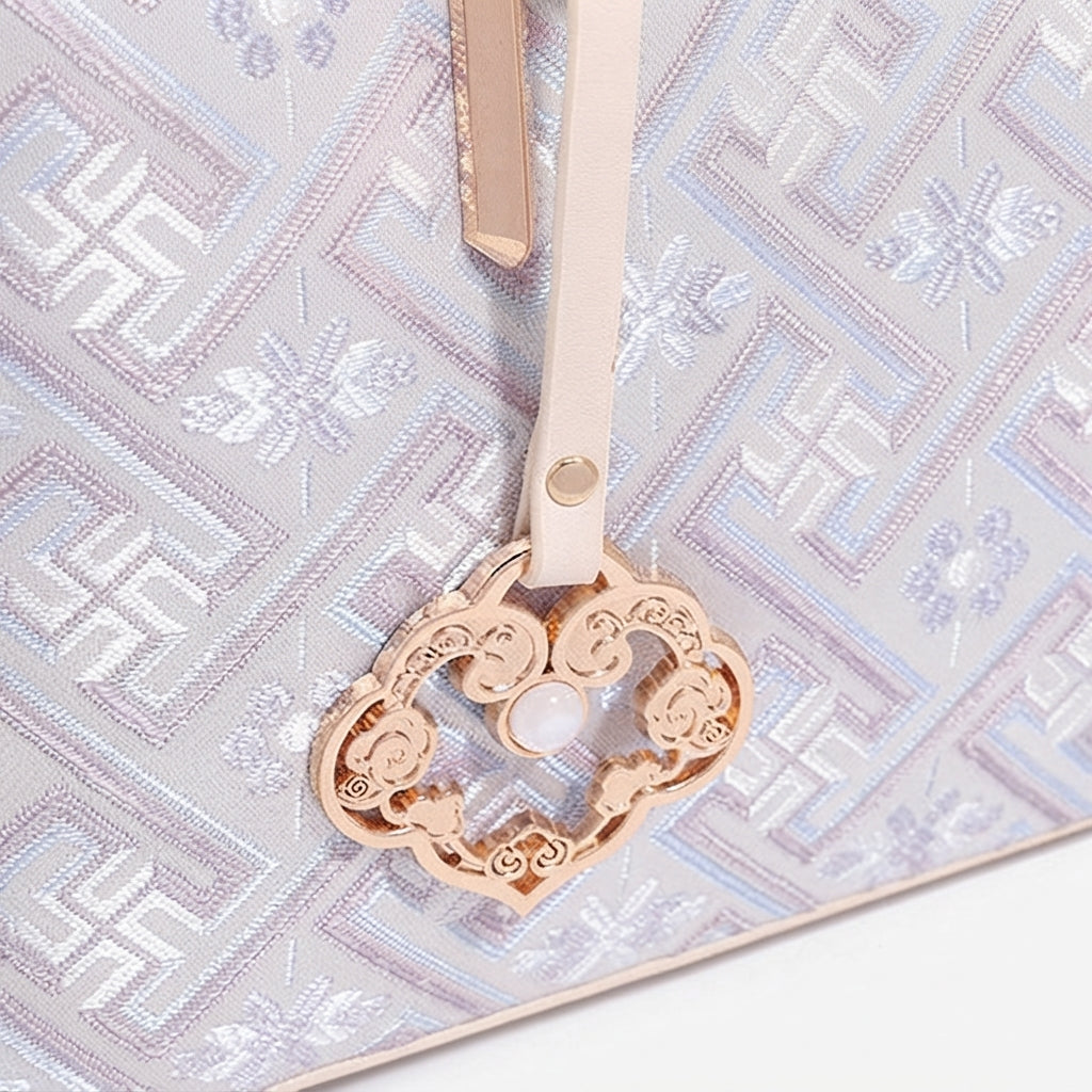 Bolso satchel de mano elegante de ecocuero vegano con estampado jacquard y adorno de cierre calado