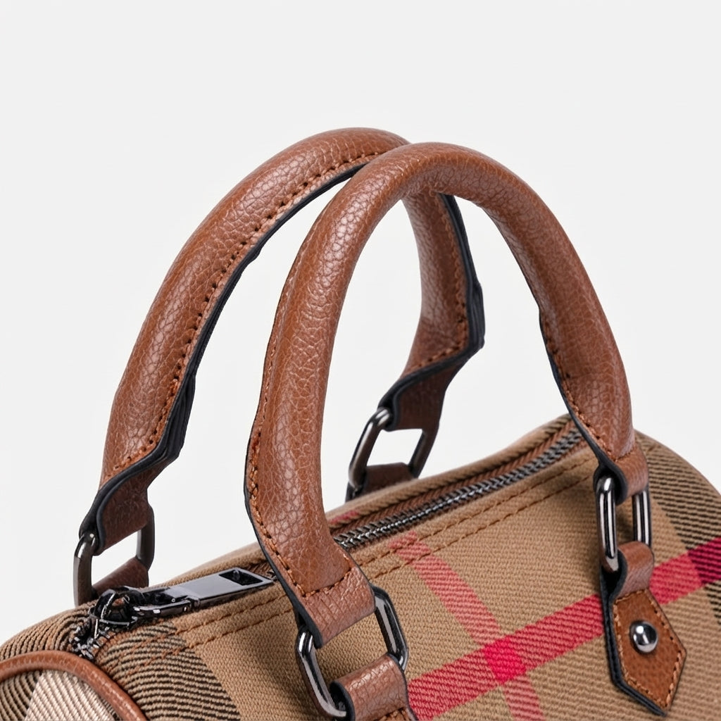 Sac pochette Boston emblématique en cuir écologique vegan à carreaux britanniques