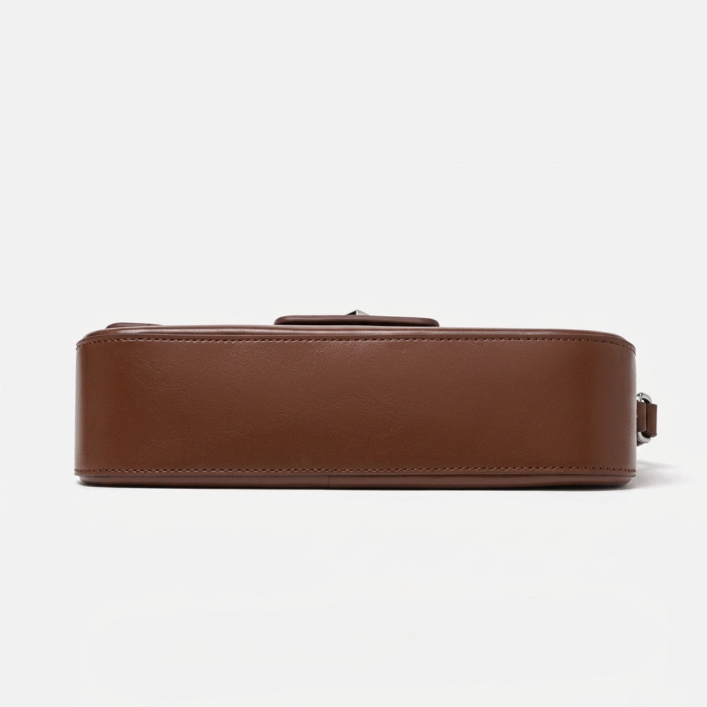 Bolso baguette minimalista de cuero genuino liso con hebilla plateada