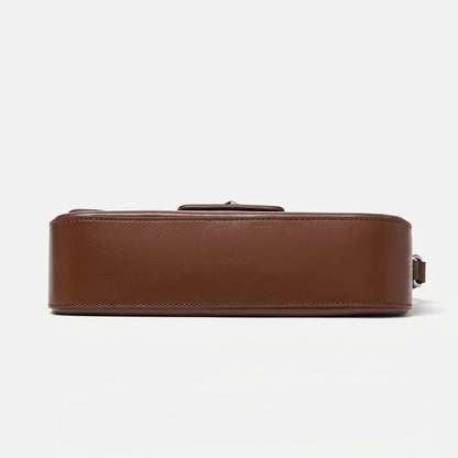 Bolso baguette minimalista de cuero genuino liso con hebilla plateada