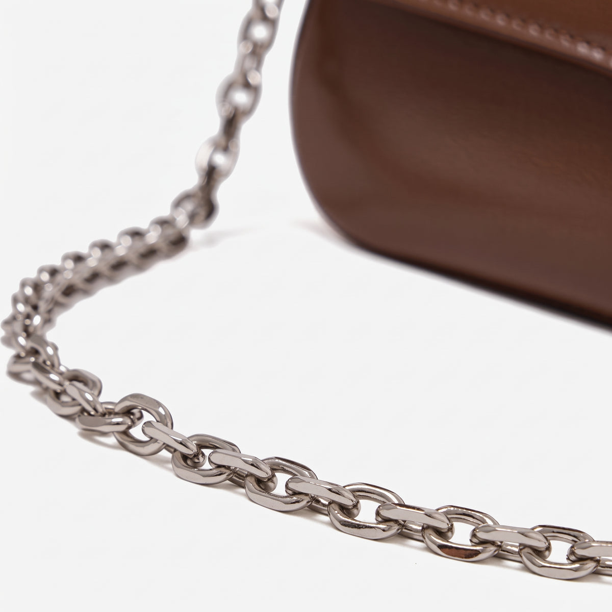 Bolso baguette minimalista de cuero genuino liso con hebilla plateada