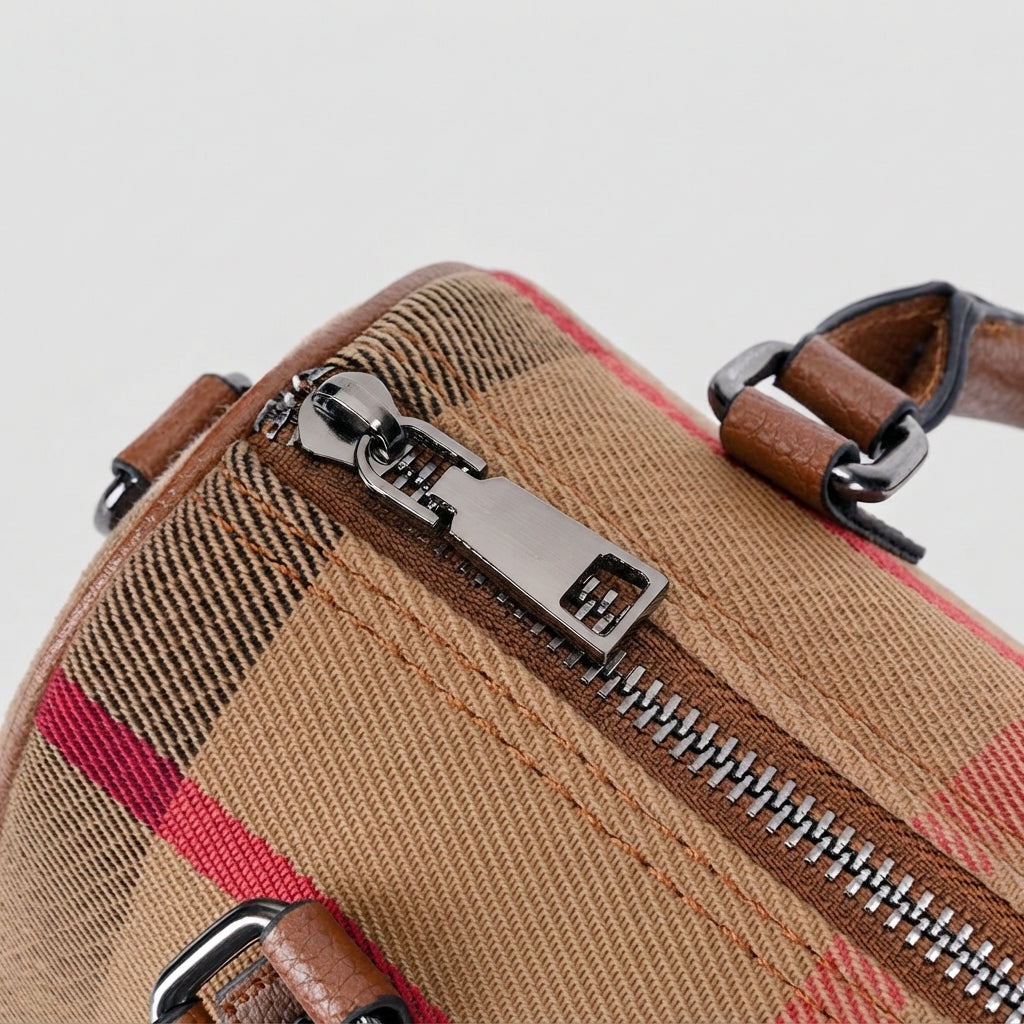 Sac pochette Boston emblématique en cuir écologique vegan à carreaux britanniques