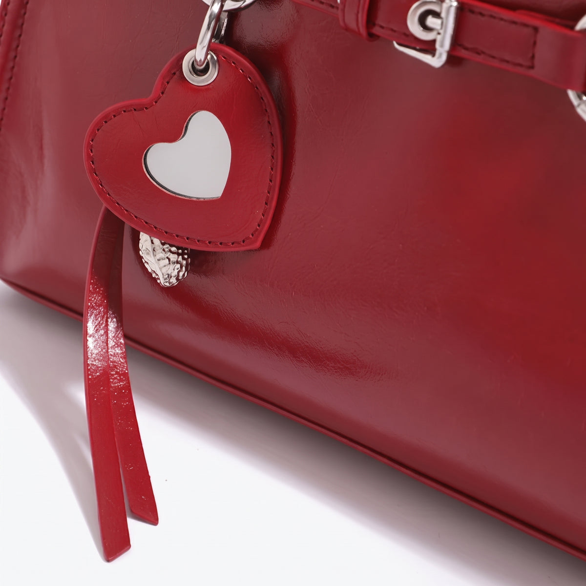 Vintage-Clutch aus glänzendem veganem Öko-Leder mit Herzanhänger