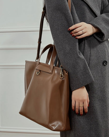 Bolso Tote de Cuero Avellana Atemporal para Mujer con Accesorios Metálicos