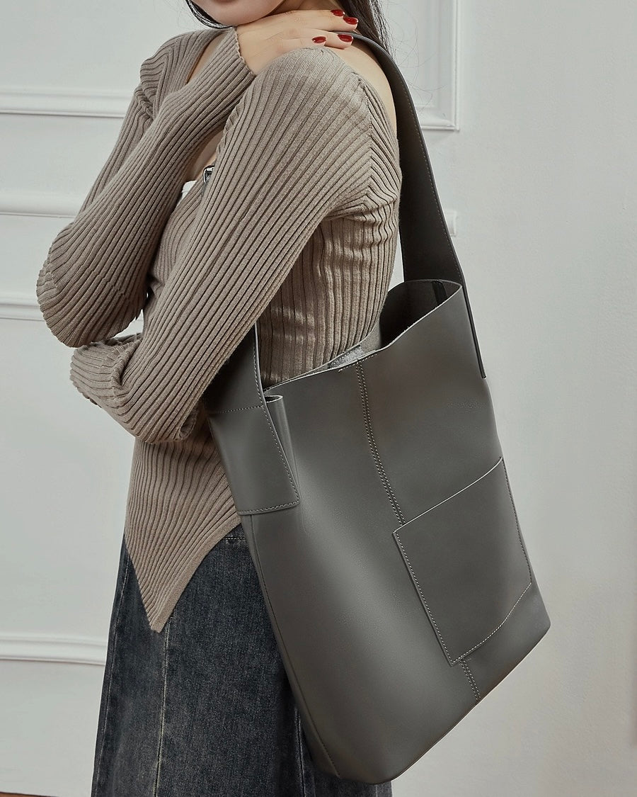 Bolso Hobo de Cuero – Silueta Minimalista con Detalle de Bolsillo Característico