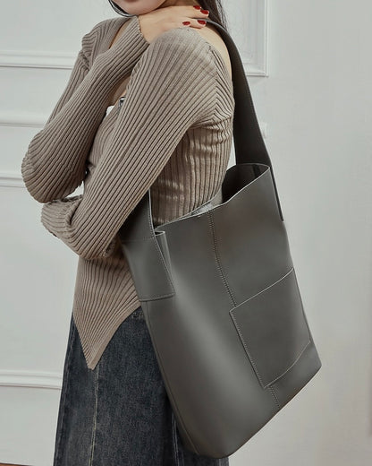 Bolso Hobo de Cuero – Silueta Minimalista con Detalle de Bolsillo Característico