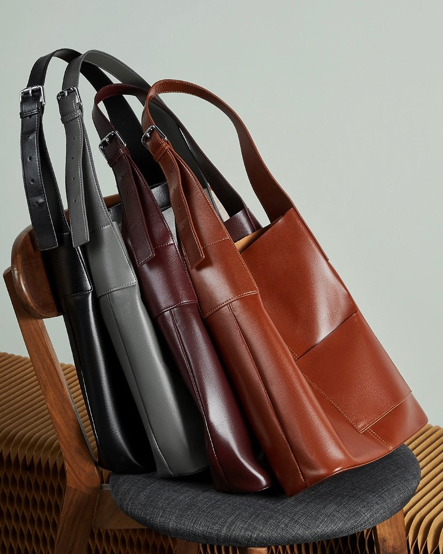 Bolso Hobo de Cuero – Silueta Minimalista con Detalle de Bolsillo Característico