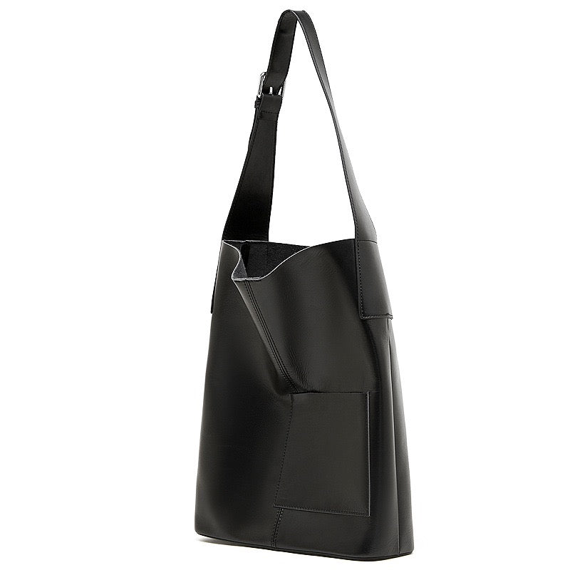 Bolso Hobo de Cuero – Silueta Minimalista con Detalle de Bolsillo Característico