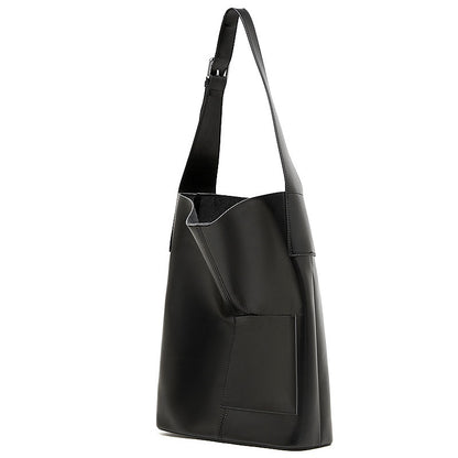 Bolso Hobo de Cuero – Silueta Minimalista con Detalle de Bolsillo Característico