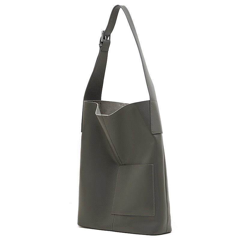 Bolso Hobo de Cuero – Silueta Minimalista con Detalle de Bolsillo Característico