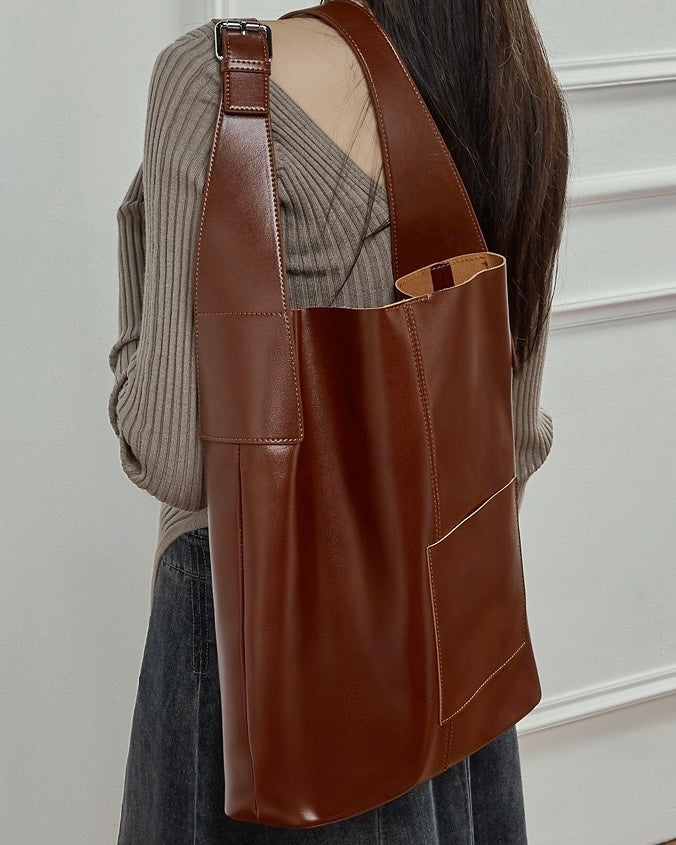 Bolso Hobo de Cuero – Silueta Minimalista con Detalle de Bolsillo Característico