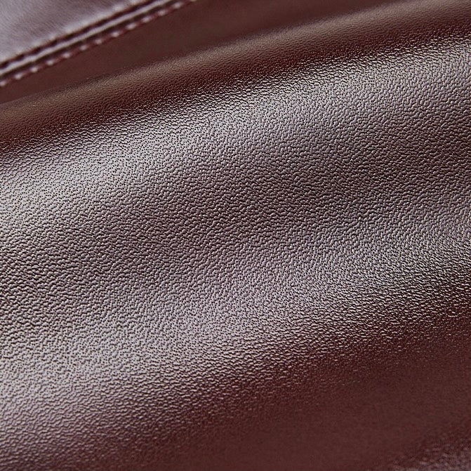 Bolso Hobo de Cuero – Silueta Minimalista con Detalle de Bolsillo Característico