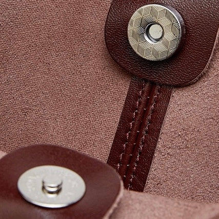 Bolso Hobo de Cuero – Silueta Minimalista con Detalle de Bolsillo Característico