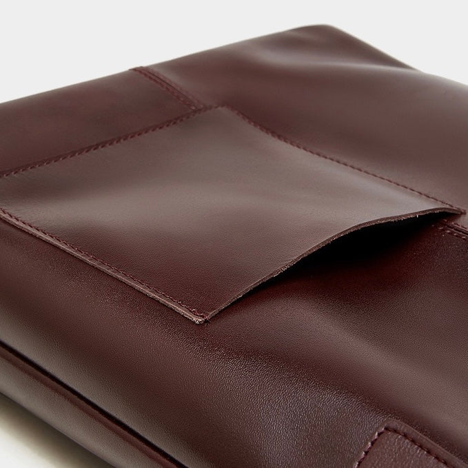 Bolso Hobo de Cuero – Silueta Minimalista con Detalle de Bolsillo Característico