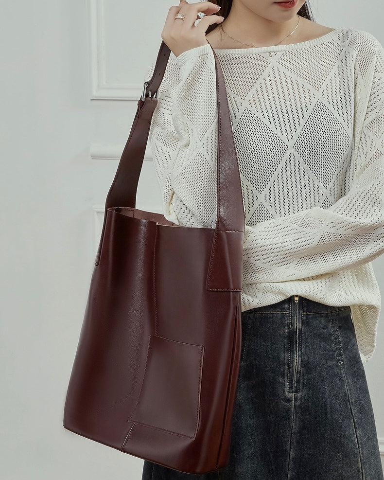 Bolso Hobo de Cuero – Silueta Minimalista con Detalle de Bolsillo Característico
