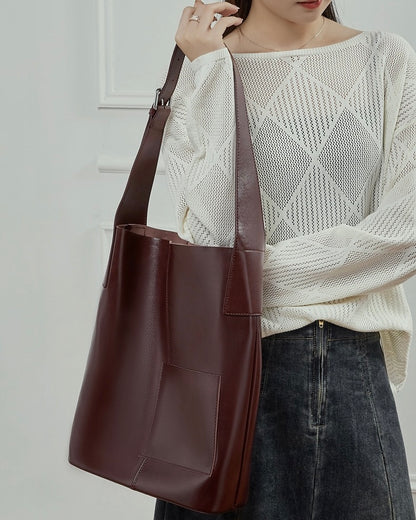 Bolso Hobo de Cuero – Silueta Minimalista con Detalle de Bolsillo Característico