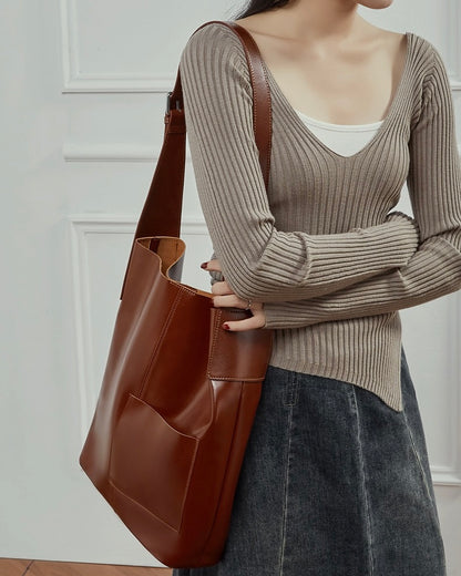 Bolso Hobo de Cuero – Silueta Minimalista con Detalle de Bolsillo Característico