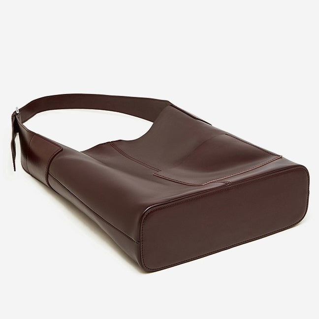 Bolso Hobo de Cuero – Silueta Minimalista con Detalle de Bolsillo Característico