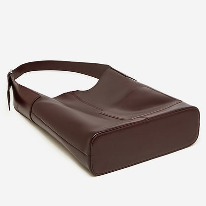 Bolso Hobo de Cuero – Silueta Minimalista con Detalle de Bolsillo Característico