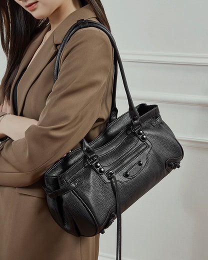 Schultertasche aus genarbtem Leder für Damen mit lässiger Silhouette