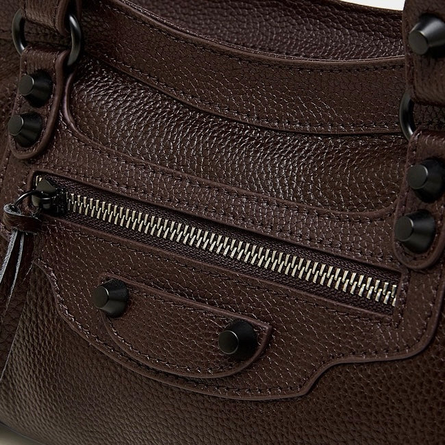 Schultertasche aus genarbtem Leder für Damen mit lässiger Silhouette