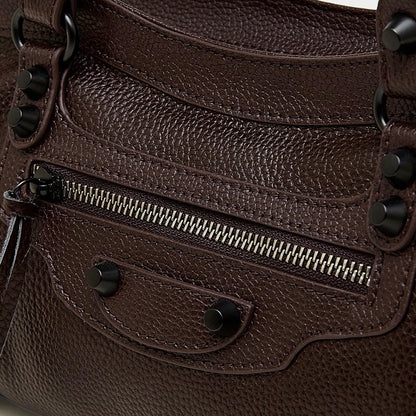 Schultertasche aus genarbtem Leder für Damen mit lässiger Silhouette