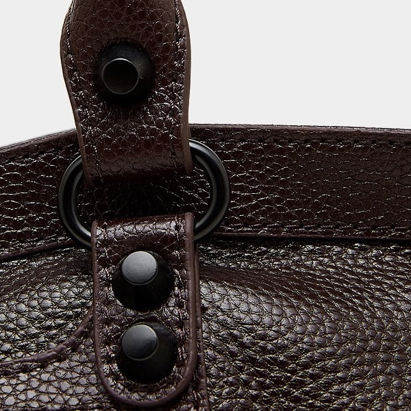 Schultertasche aus genarbtem Leder für Damen mit lässiger Silhouette