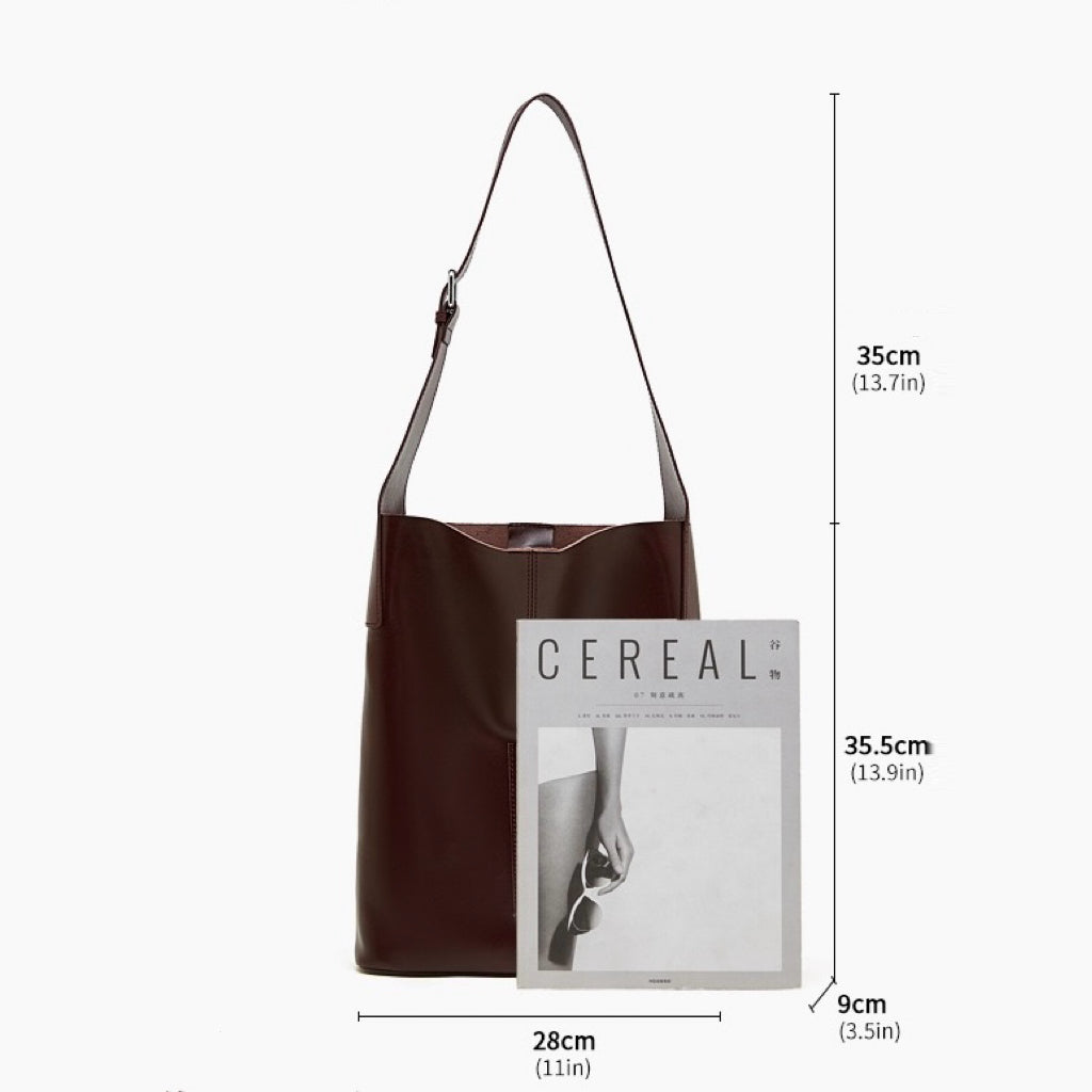 Bolso Hobo de Cuero – Silueta Minimalista con Detalle de Bolsillo Característico